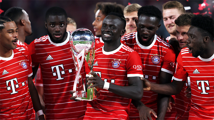 Leipzig, Deutschland. 30th July, 2022. firo : 07/30/2022, football, soccer,  1st league, 1st Bundesliga, season 2022/2023, Supercup Finale Sadio Mane  (FC Bayern Munich) with DFL-Supercup 2022, trophy laughsd, laughs, award  ceremony, Credit